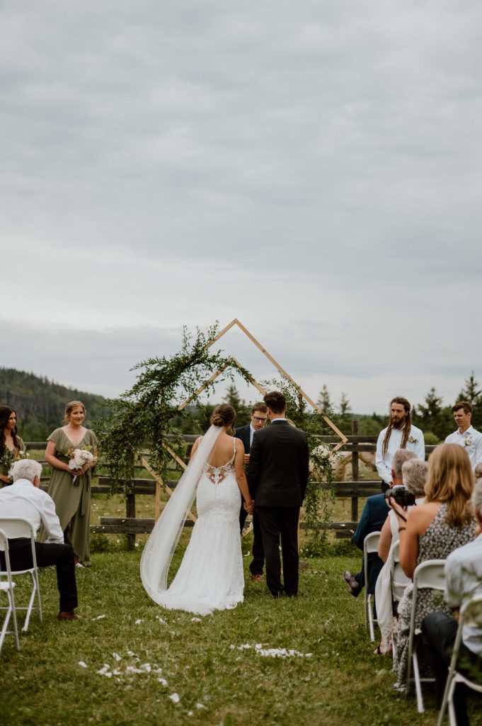 A Thunder Bay couple get married at Rose Valley Lodge